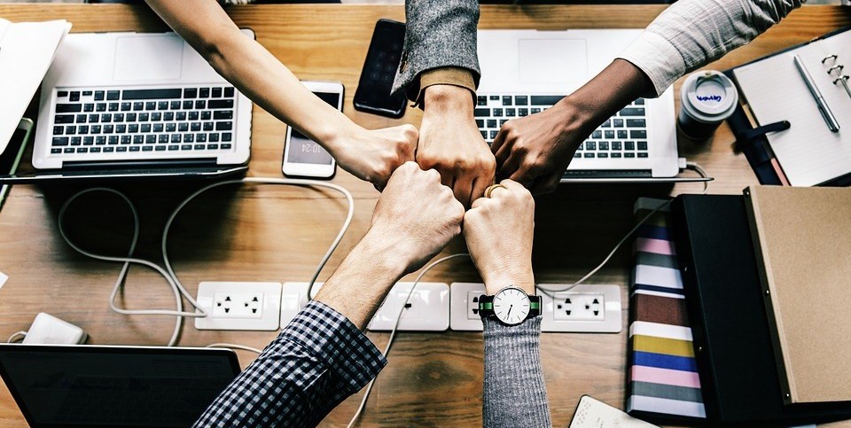 Equipo de trabajo reunido en torno a una mesa